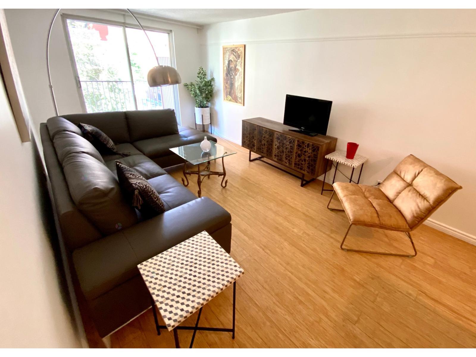 1050 Av. Amesbury