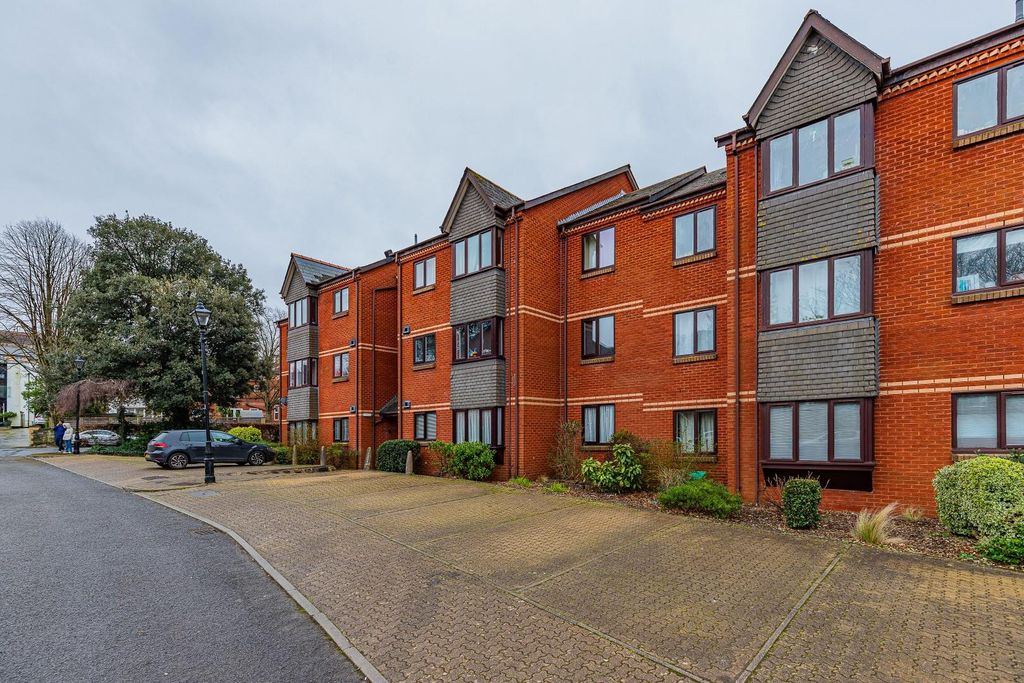 2 bed flat to rentMariners Heights, Penarth CF64 photo 2