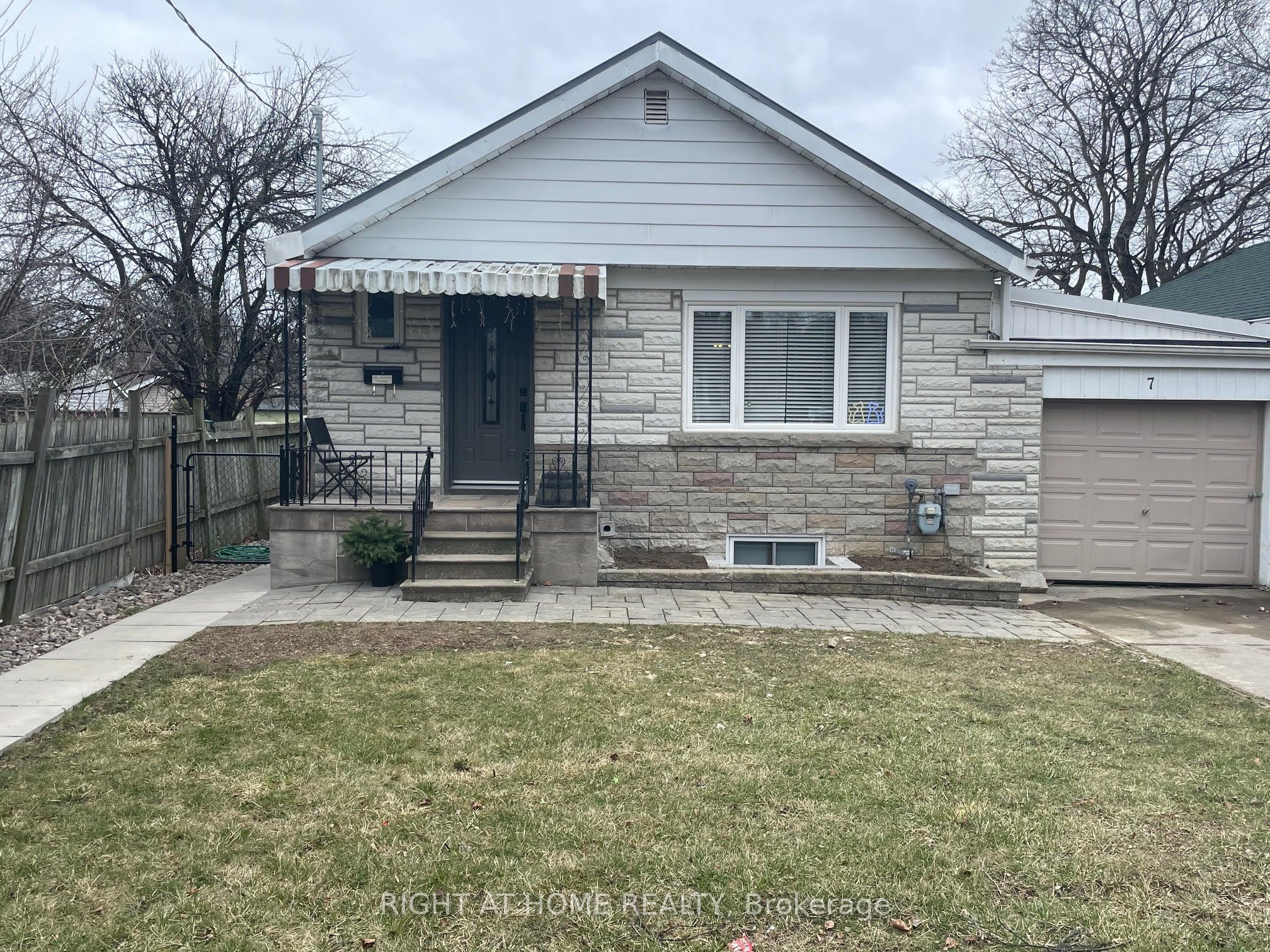 7 Bassett Avenue, Toronto, ON, M1L 2A2