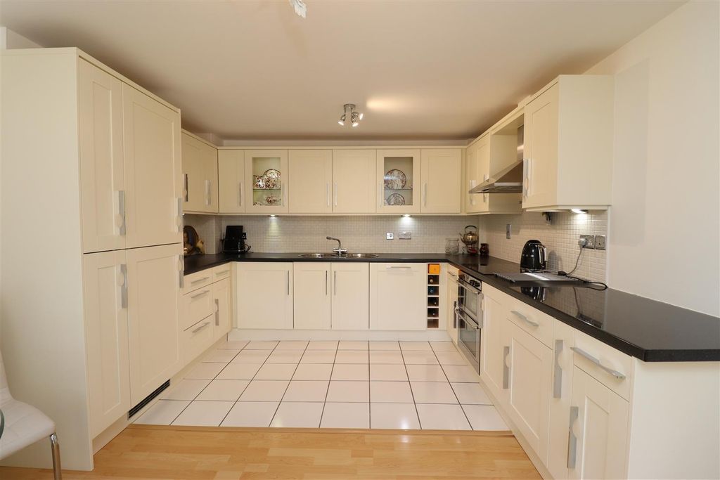 Additional image 4 of 3 bed flat for saleHellyer Close, North Ferriby HU14