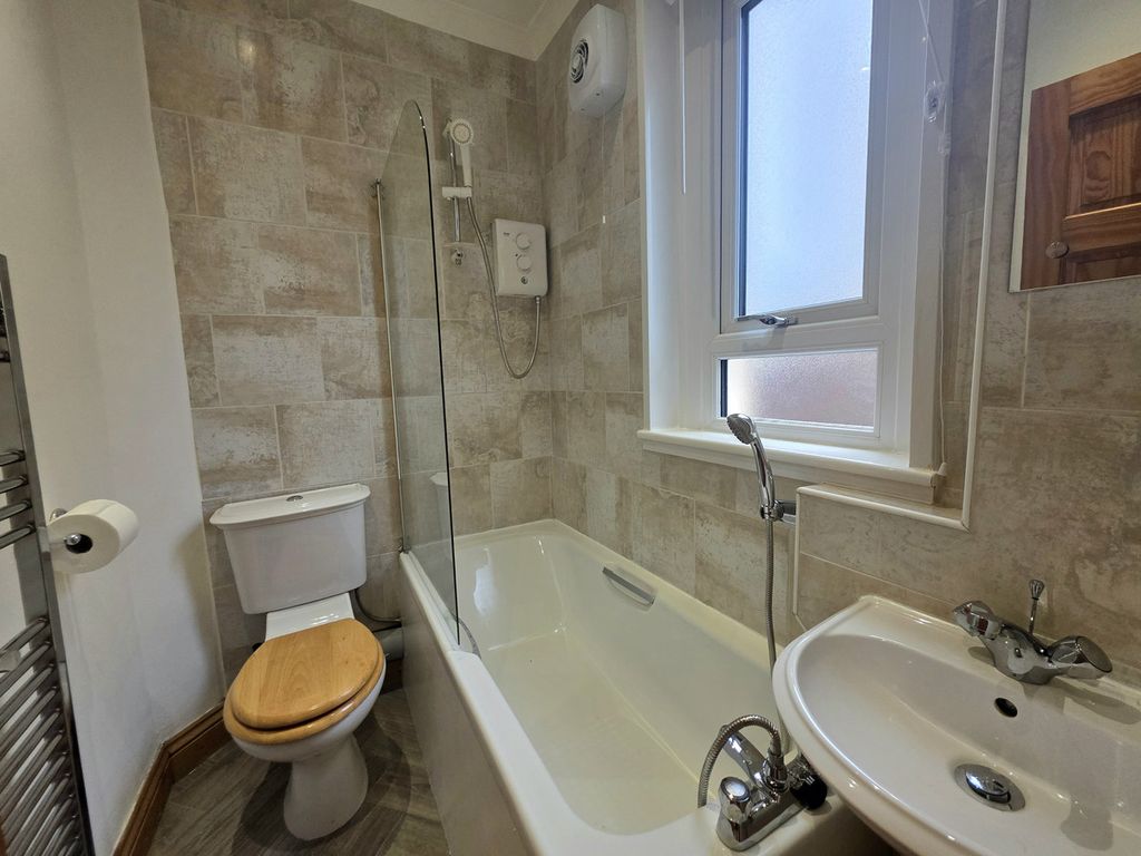 2 bed flat to rentBarton Terrace, Bathgate EH47 photo 5