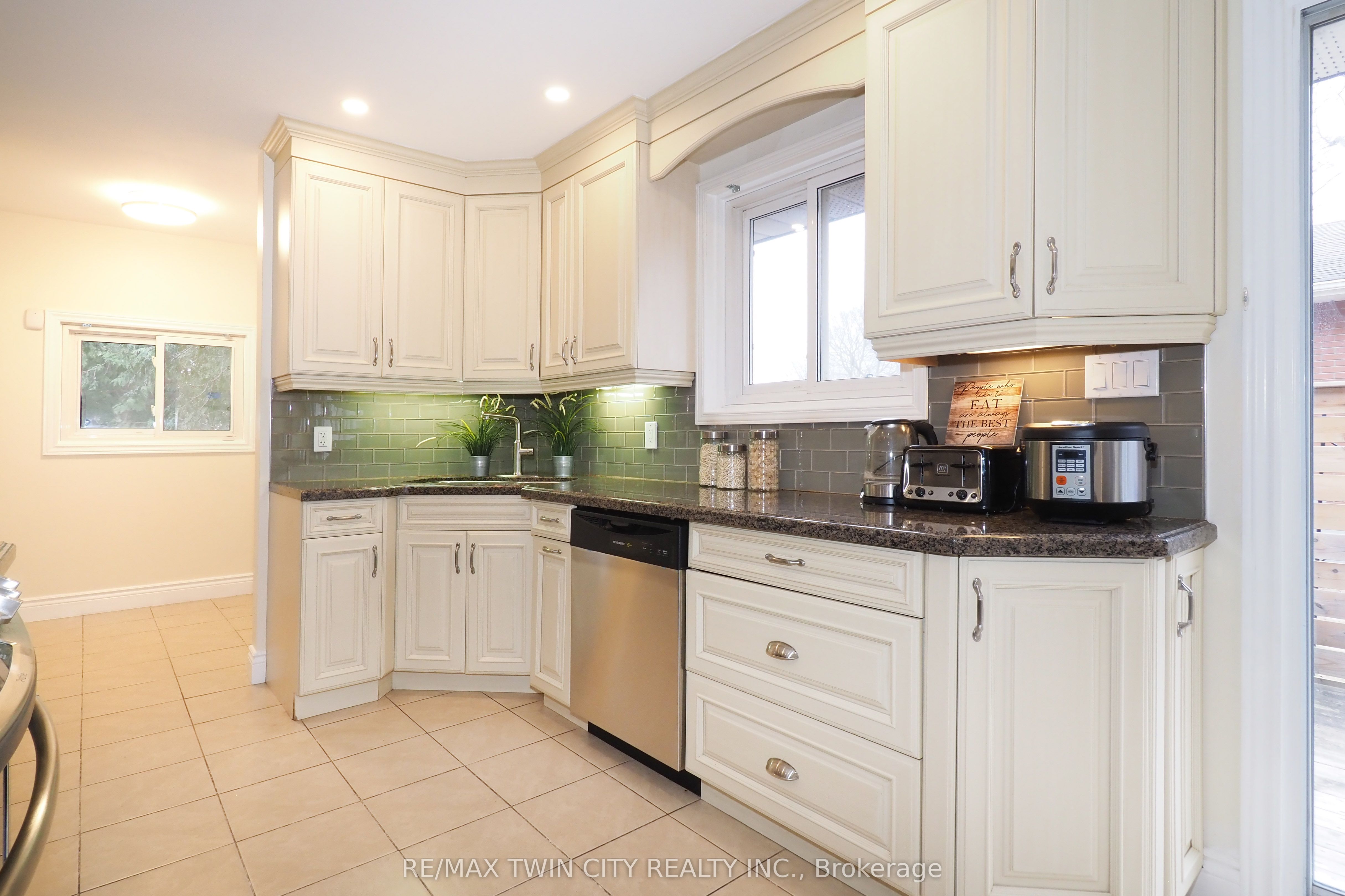 Additional image 4 of 163 Pinegrove Crescent, Waterloo, ON, N2L 4T9