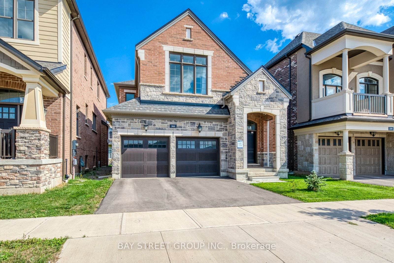 366 Harold Dent Trail, Oakville, ON, L6M 0N3 photo 2