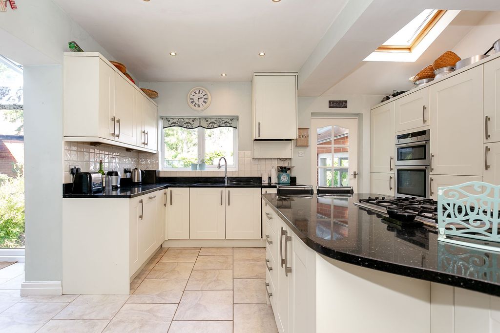 Additional image 7 of 4 bed semi-detached house to rentAlmsford Avenue, Harrogate HG2