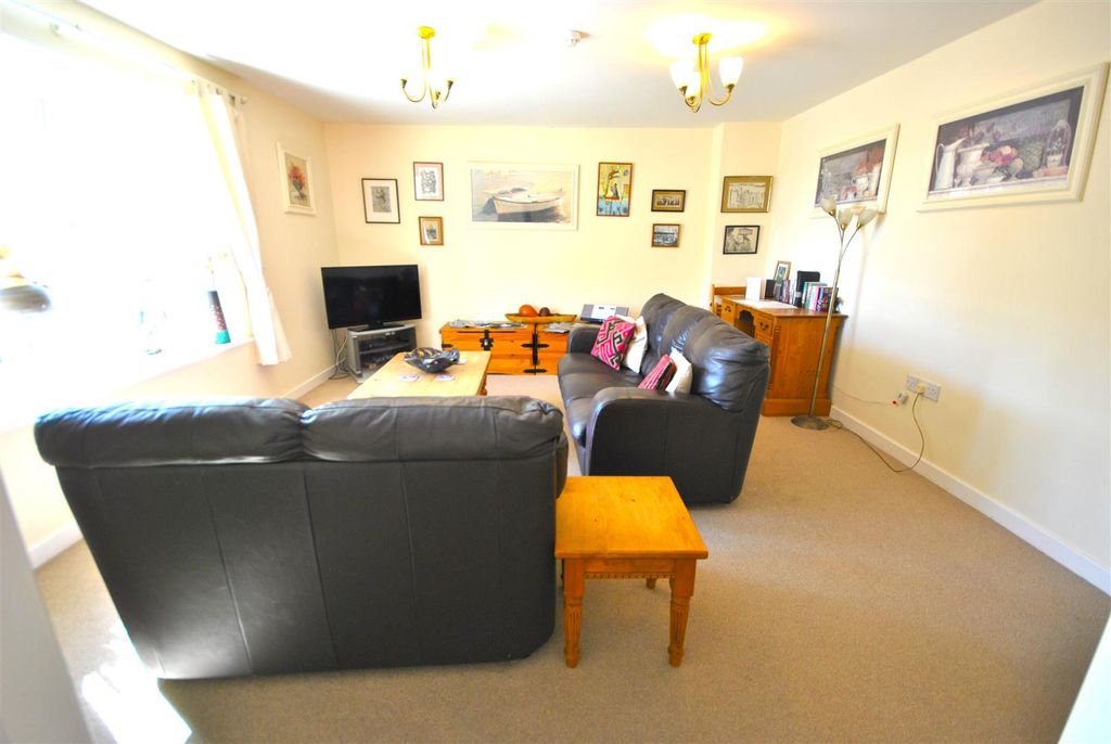 Additional image 2 of 2 bed flat to rentWarren Street, Tenby SA70
