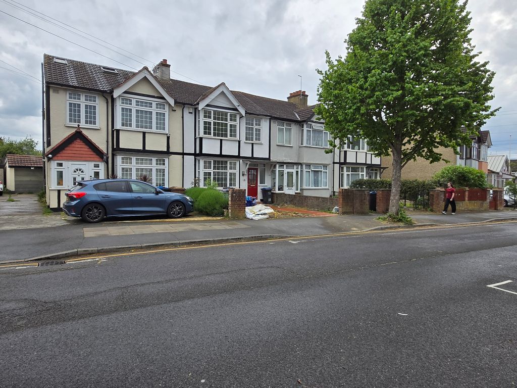 3 bed terraced house to rentColwood Gardens, Colliers Wood SW19