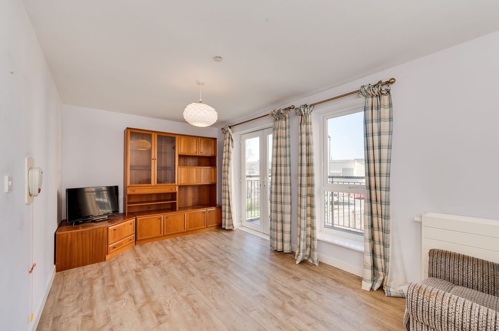 2 bed flat for saleDyche Road, White Willows S8 photo 3
