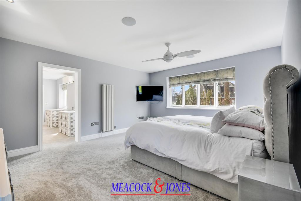 Additional image 12 of 5 bed detached house to rentRoundwood Avenue, Hutton Mount, Brentwood CM13