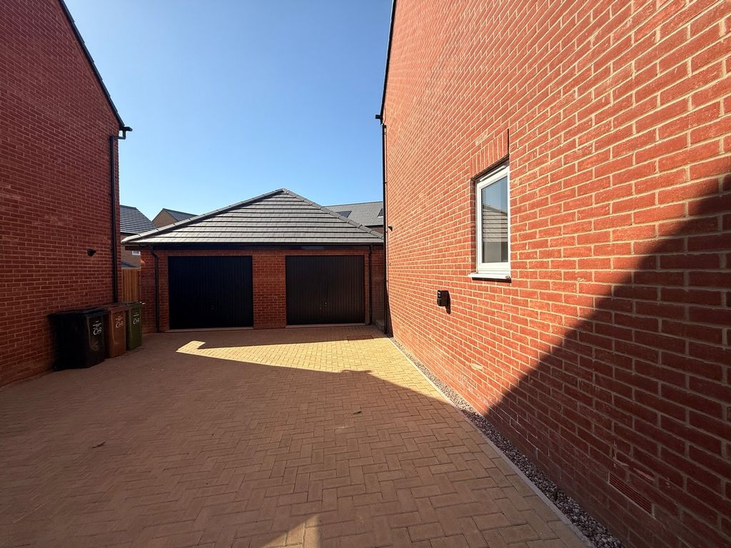 Additional image 21 of 4 bed detached house to rentCelandine Gardens, Priors Hall Park, Corby NN17