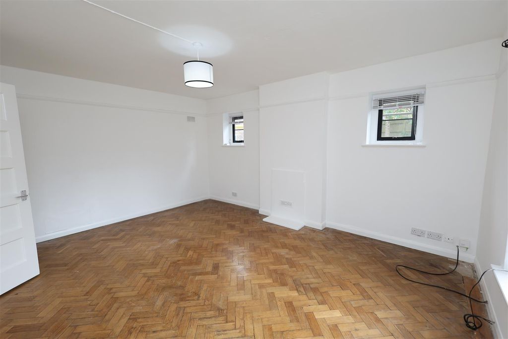 Additional image 5 of 1 bed flat to rentPembroke Road, Sevenoaks TN13