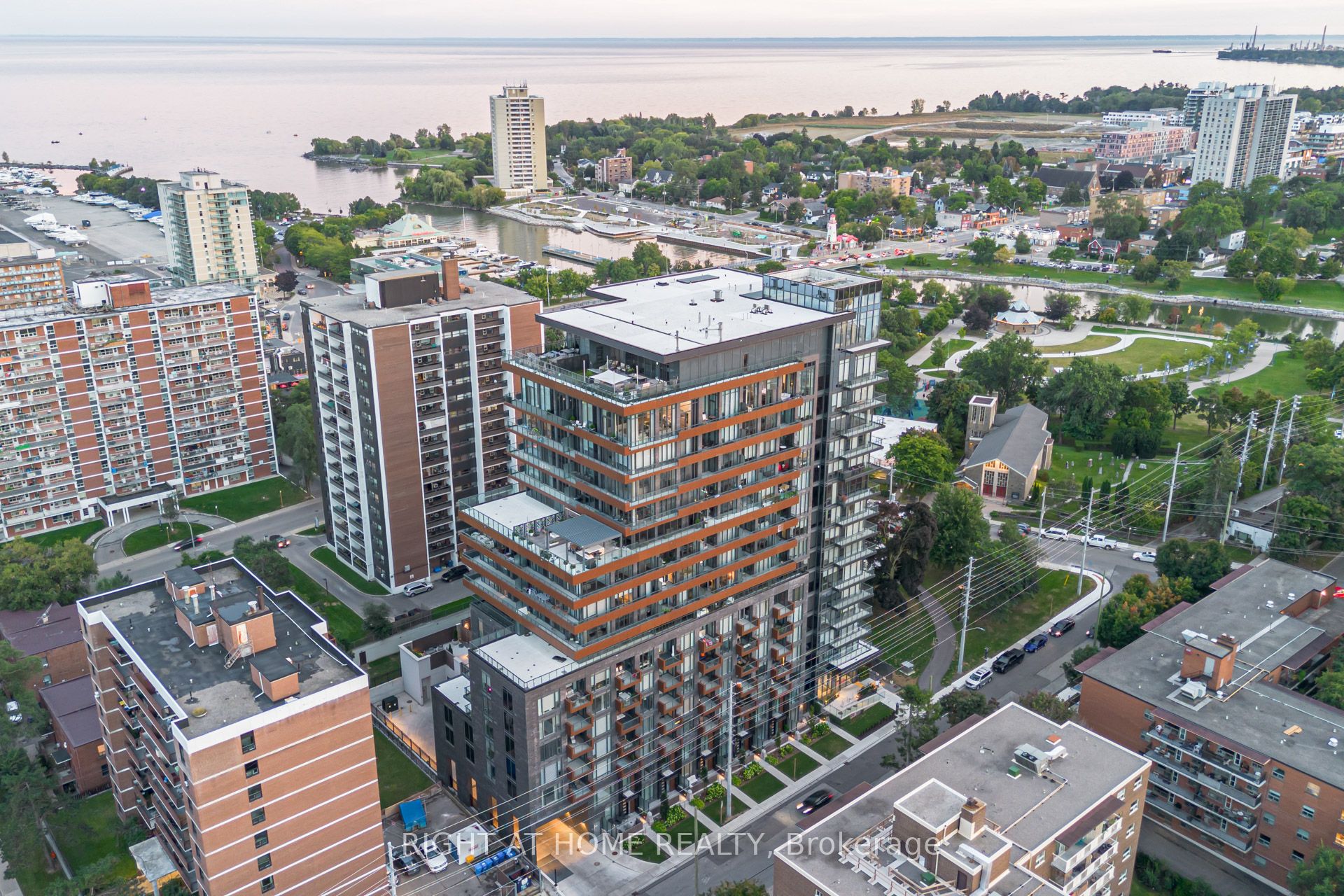 506-21 Park Street E, Mississauga, ON, L5G 0C2