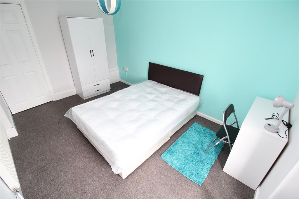 Room to rentQueen Street, Treforest CF37