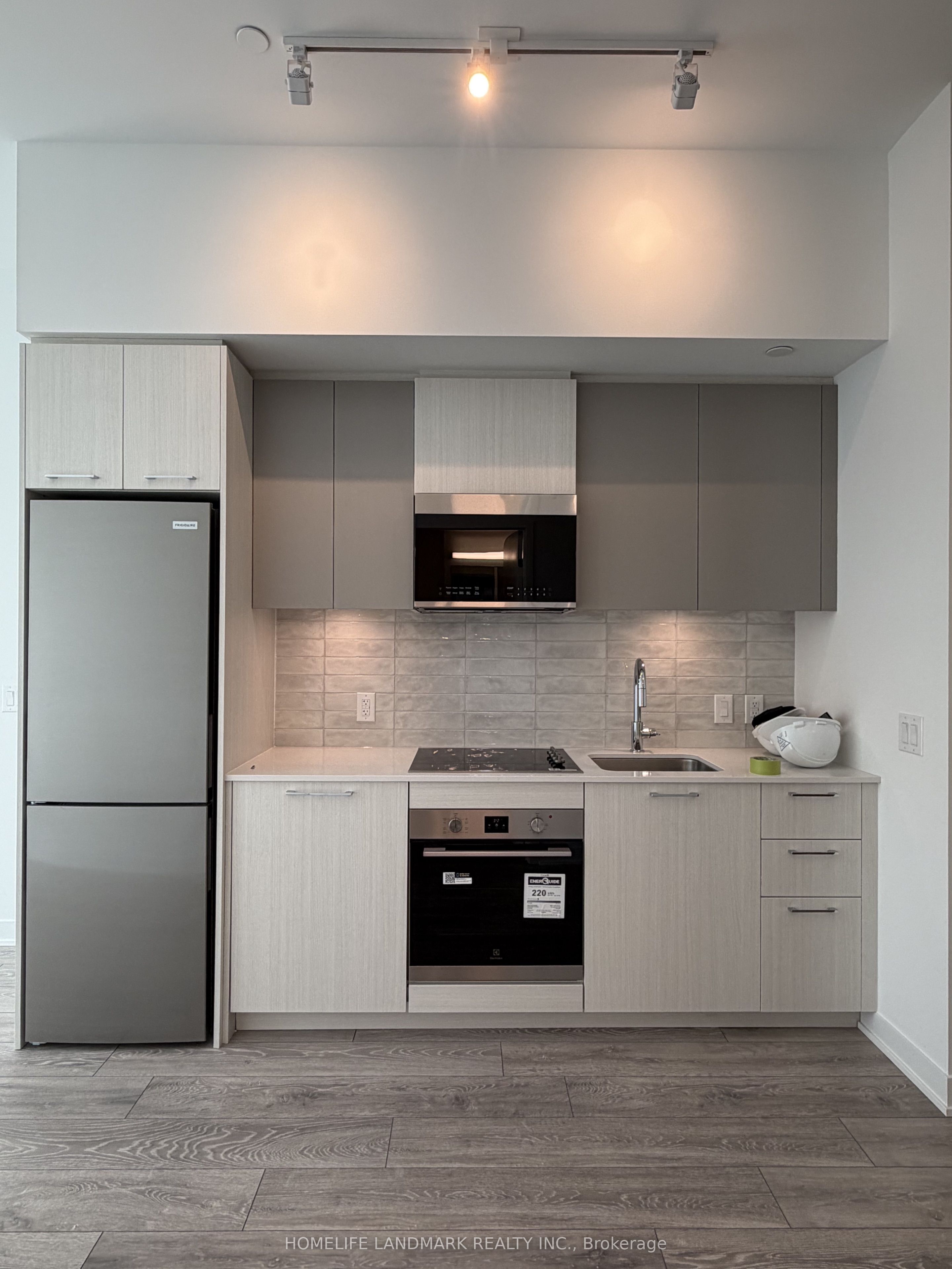215-10 Oak Street S, Toronto, ON, M5A 0Z1