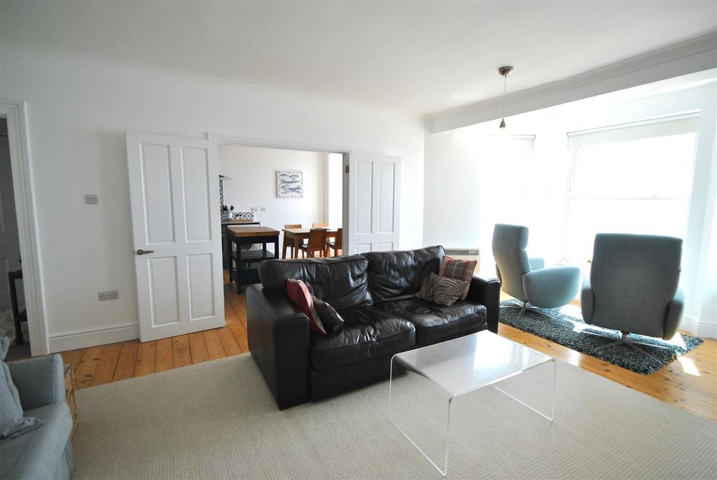 Additional image 4 of 2 bed flat to rentThe Esplanade, Tenby SA70