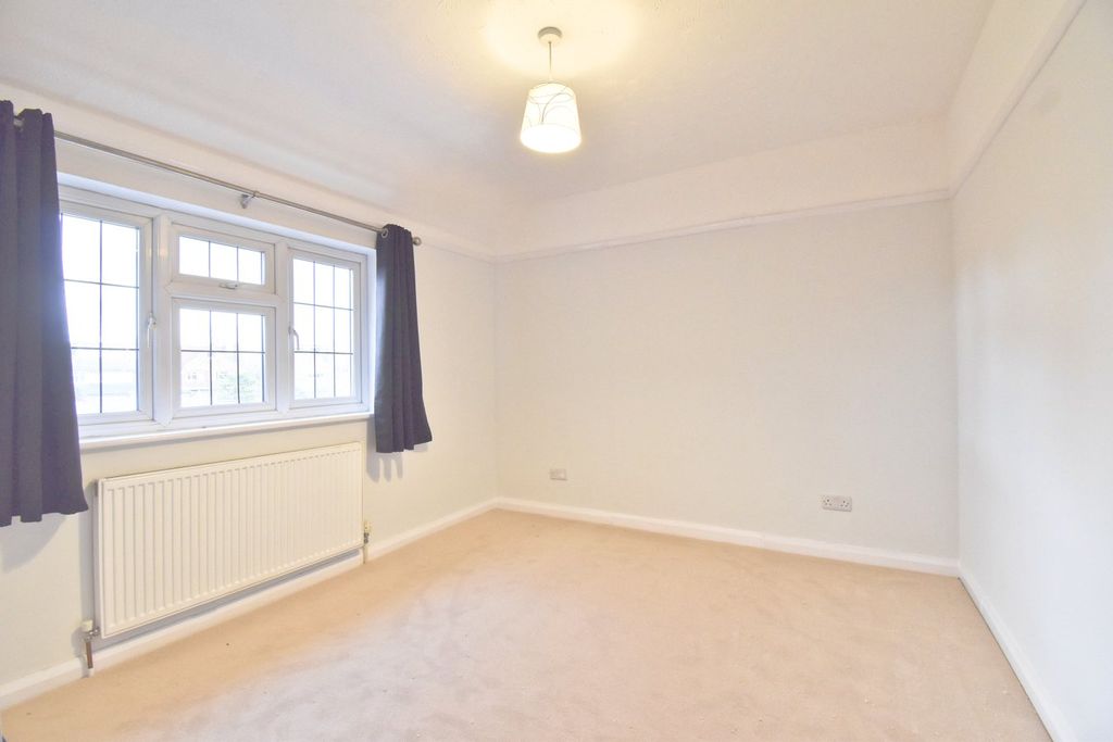 Additional image 9 of 4 bed semi-detached house to rentMolesey Road, Walton-On-Thames KT12