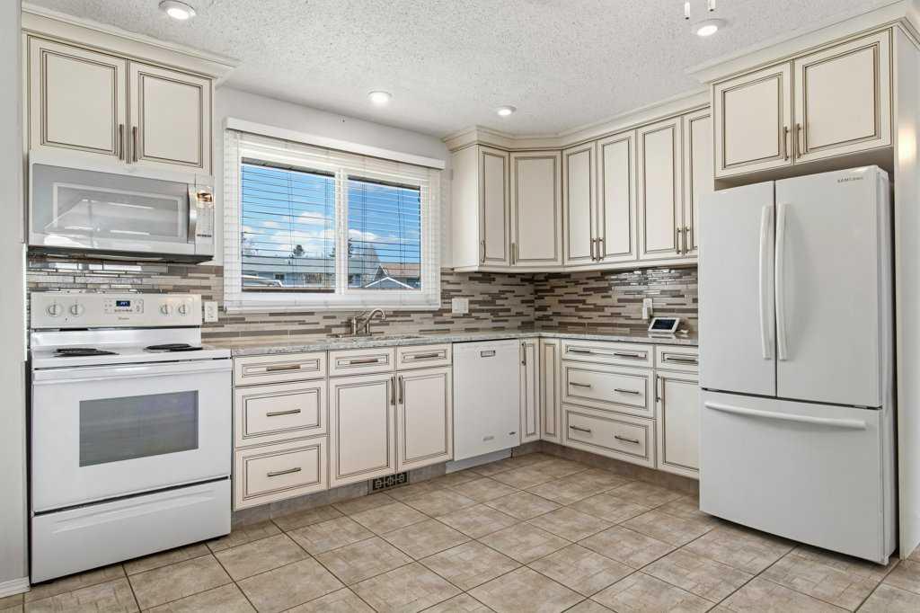 Additional image 4 of 40 Neal Close, Red Deer, AB, T4P 1N4