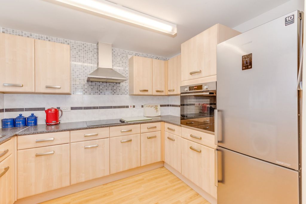 2 bed flat for saleDyche Road, White Willows S8 photo 3
