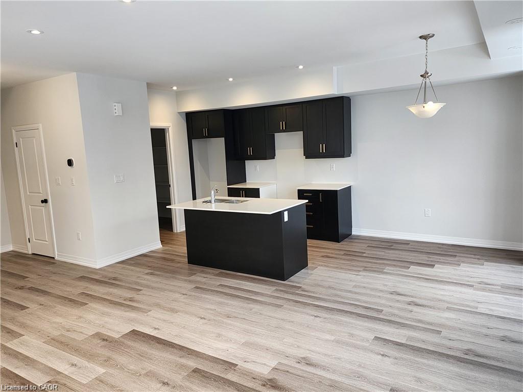 121-155 Equestrian Way, Cambridge, ON, N3E 0E8 photo 3