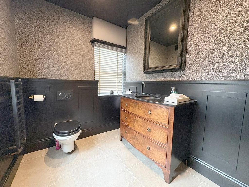 Additional image 10 of 4 bed property to rentHarewood Avenue, Harewood, Leeds LS17