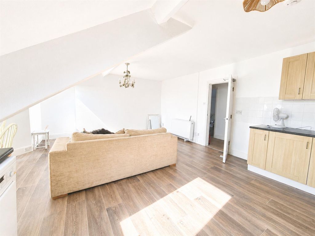 Additional image 6 of 3 bed flat to rentVictoria Parade, Pwllheli LL53