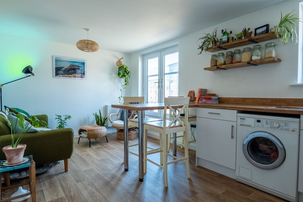 2 bed flat to rentClos Y Rheilffordd, Barry CF62