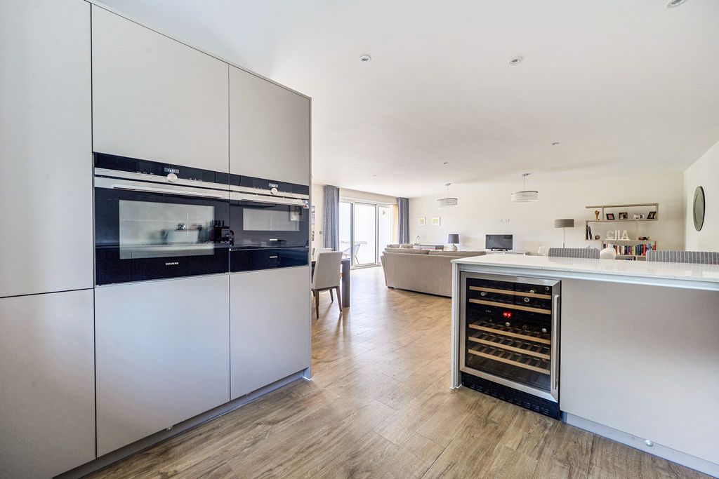 Additional image 2 of 3 bed flat for saleSouth Park Crescent, Gerrards Cross, Buckinghamshire SL9