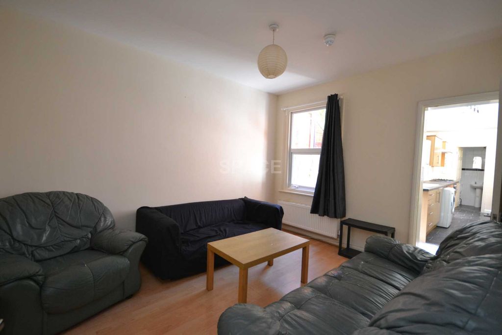 Additional image 4 of 6 bed terraced house to rentBishops Road, Reading, Berkshire RG6