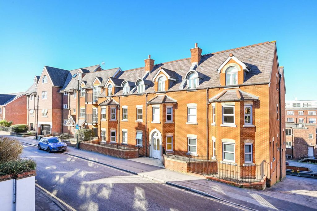 Additional image 2 of 3 bed flat to rentSydenham Road, Guildford GU1
