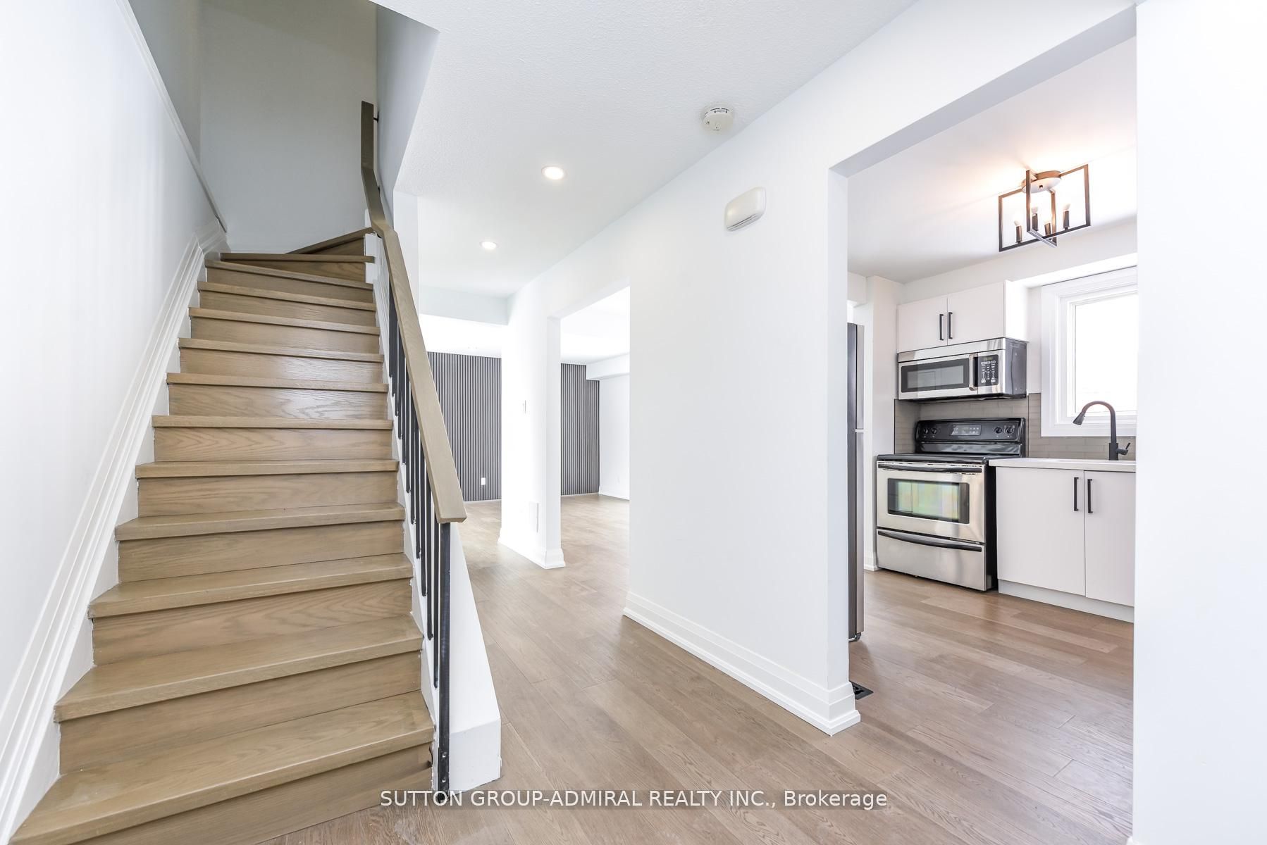 4 Hardcastle Court, Brampton, ON, L6S 2A9 photo 2