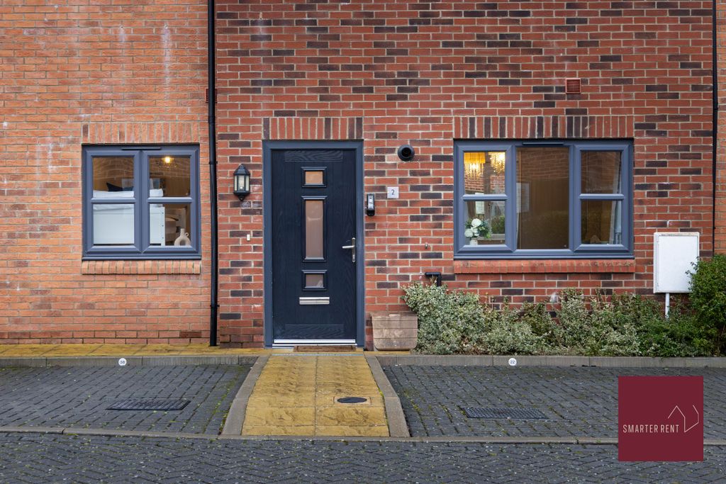 3 bed flat to rentWillow House, Hook RG27 photo 2