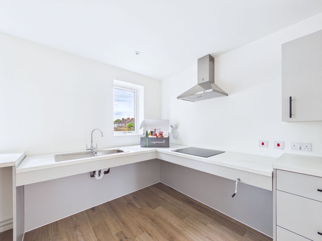 2 bed flat to rentBrook Close, Swindon SN3 photo 5