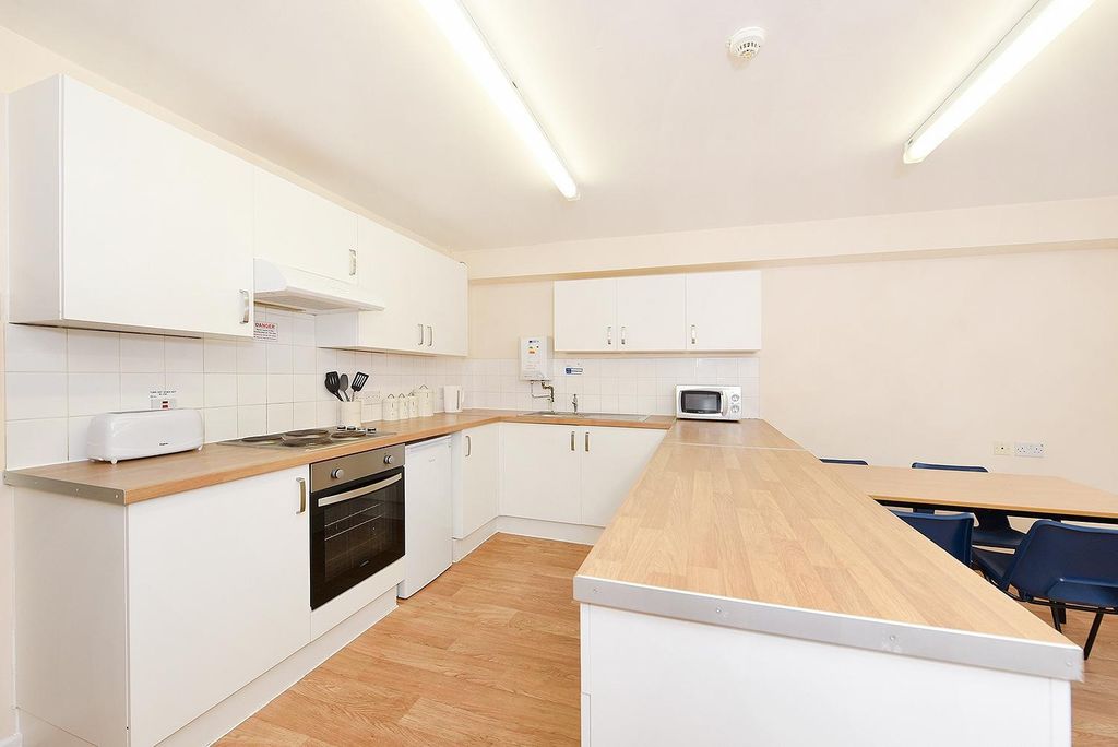 1 bed flat to rentVicarage Hill, Wrexham LL13 photo 3