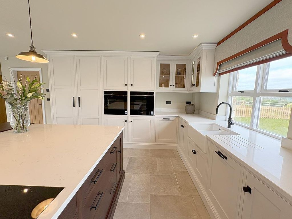 Additional image 3 of 4 bed property to rentHarewood Avenue, Harewood, Leeds LS17
