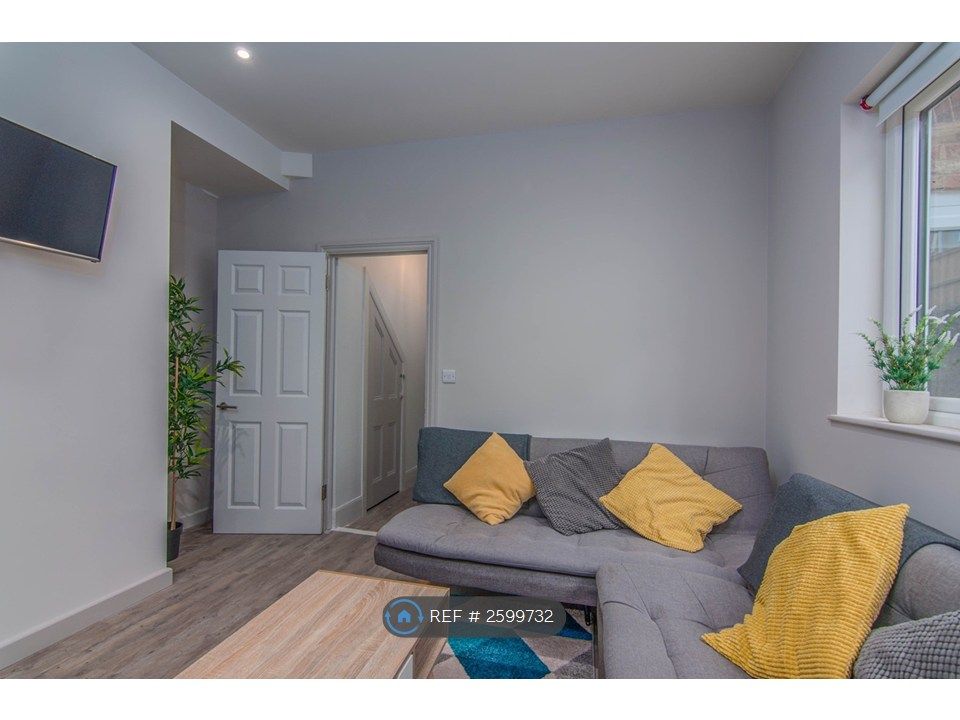 Additional image 8 of 3 bed flat to rentPriory Road, High Wycombe HP13