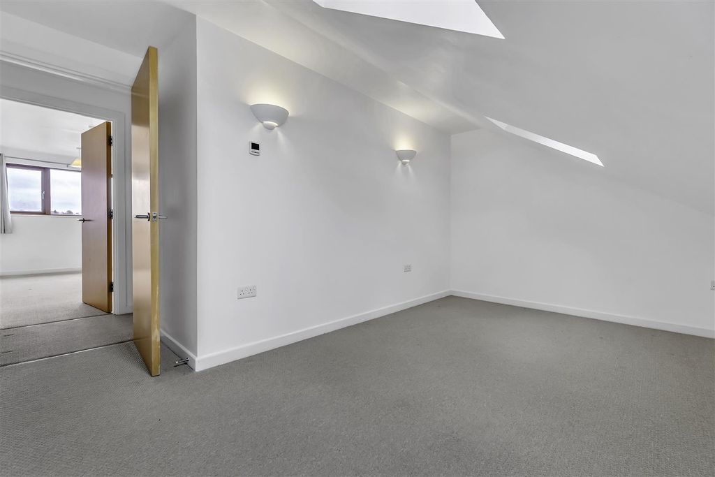 Additional image 19 of 5 bed property to rentSouthmead Road, Westbury-On-Trym, Bristol BS10