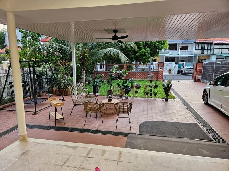 Quaint semi-detached house near MRT!