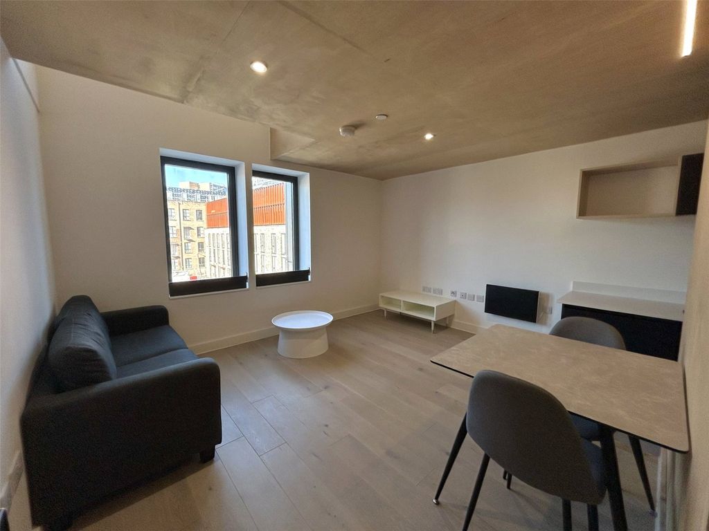 2 bed flat to rent7 Spinners Way, Manchester M15 photo 2