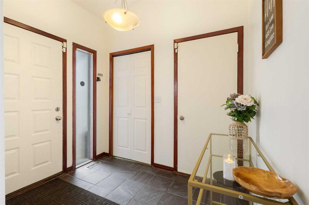 Additional image 5 of 112 Woodglen Road SW, Calgary, AB, T2W 4Z1