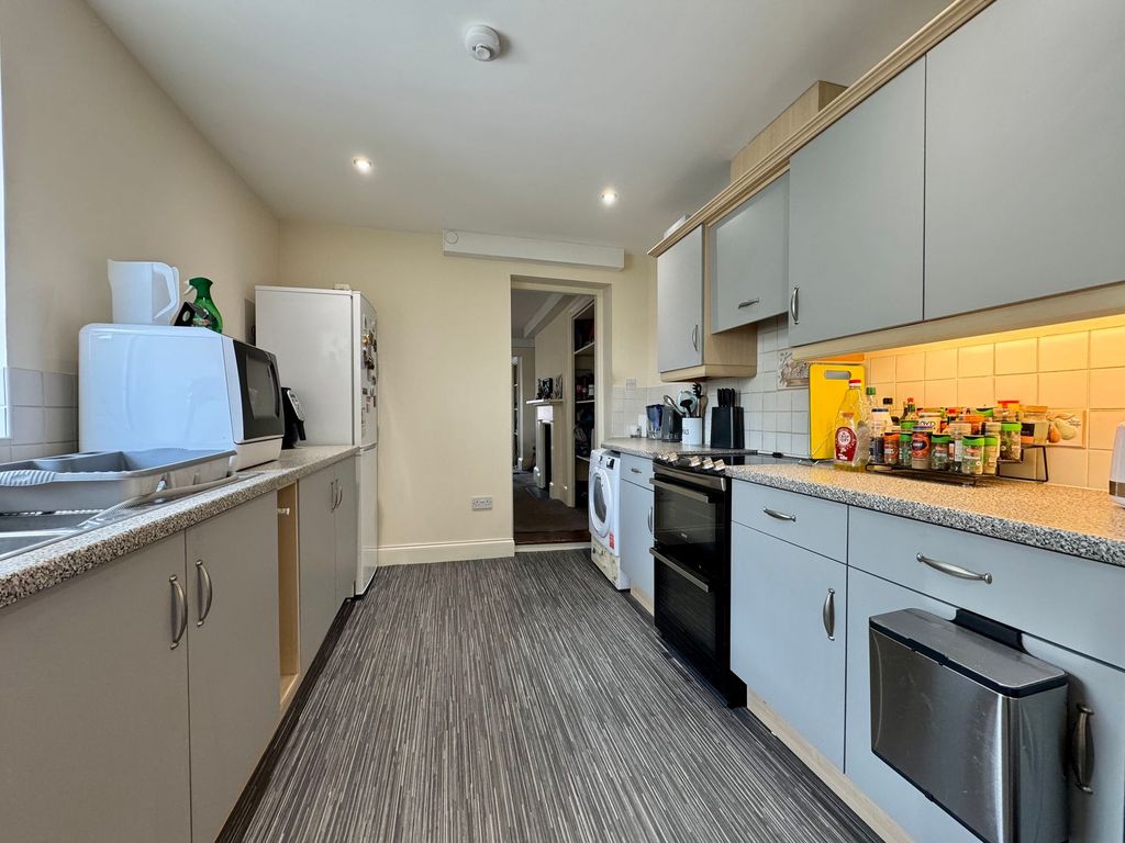 Additional image 5 of 2 bed flat to rent39 Halkett Place, St Helier JE2