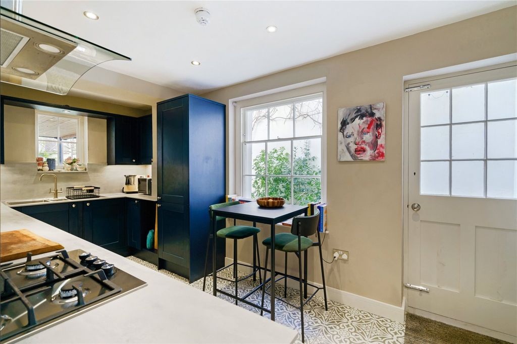 Additional image 8 of 2 bed flat to rentRoyal Crescent, Cheltenham, Gloucestershire GL50