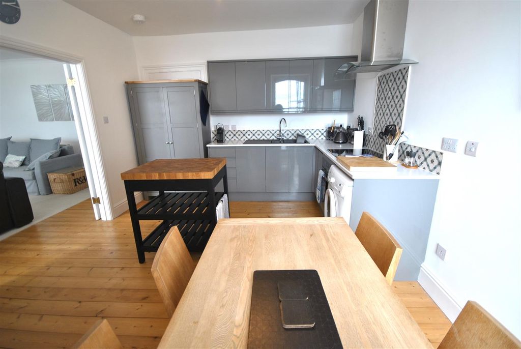 Additional image 3 of 2 bed flat to rentThe Esplanade, Tenby SA70