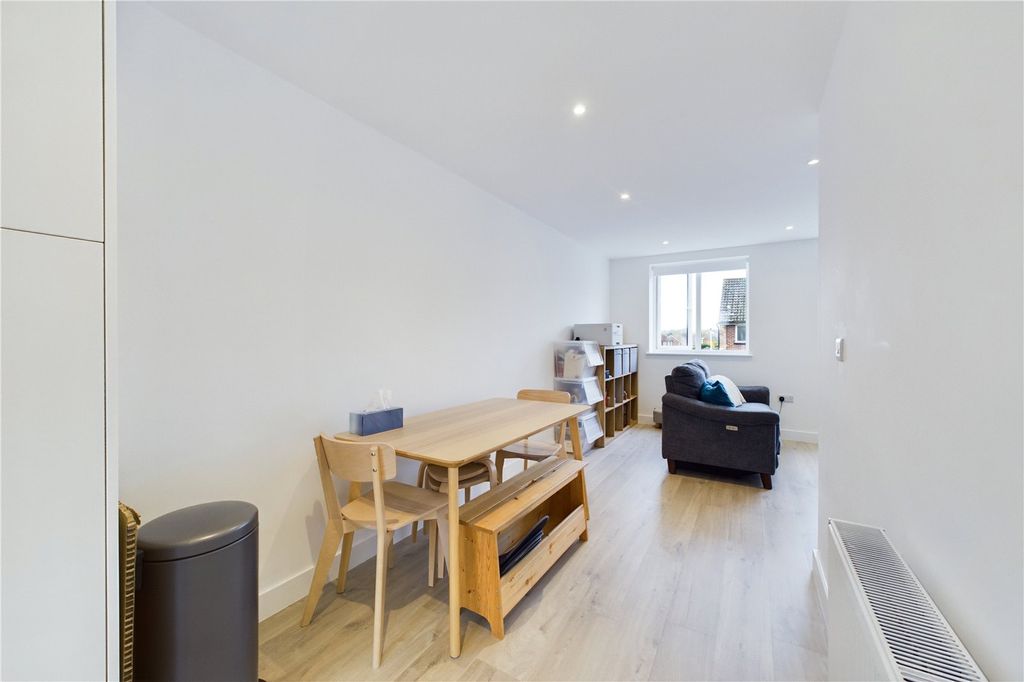 Additional image 4 of 3 bed town house to rentTurnpike Road, Newbury, Berkshire RG14