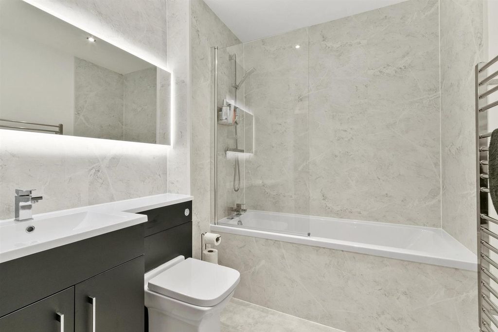 2 bed flat for saleOrissa Drive Dumbarton G82 photo 4