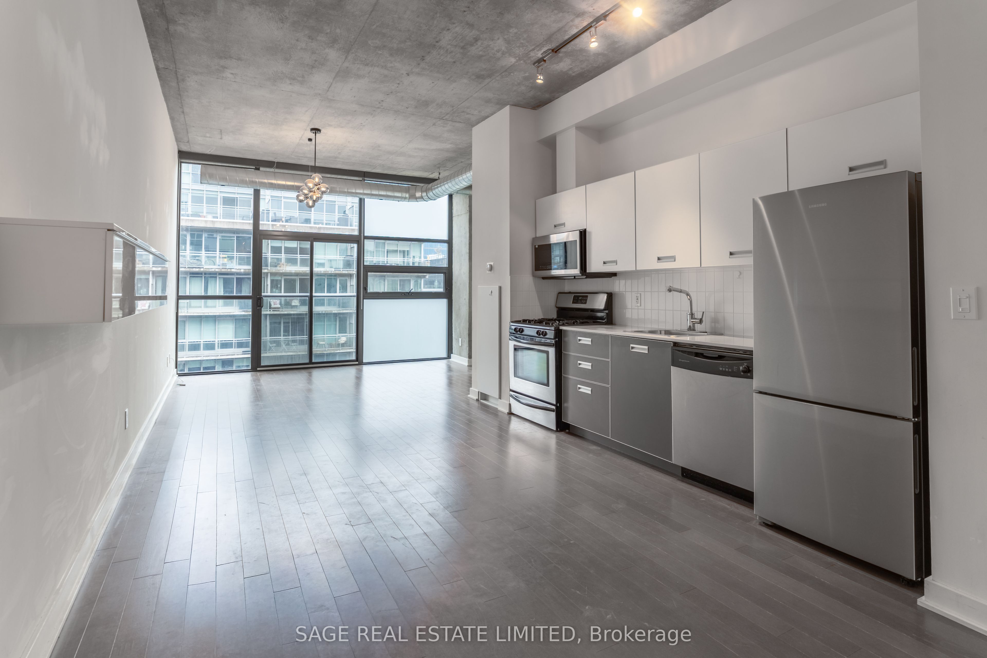 811-60 Bathurst Street, Toronto, ON, M5V 2P4