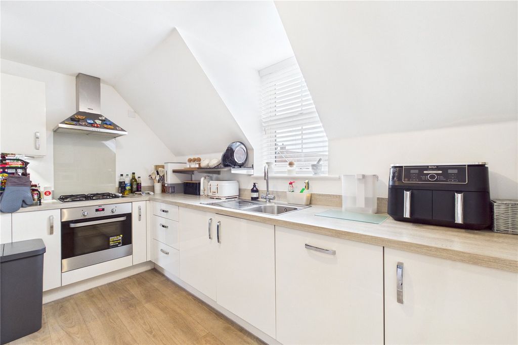 Additional image 11 of 2 bed flat to rentHutton Close, Newbury, Berkshire RG14