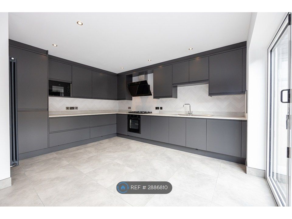 5 bed semi-detached house to rentBeresford Crescent, Newcastle-Under-Lyme ST5