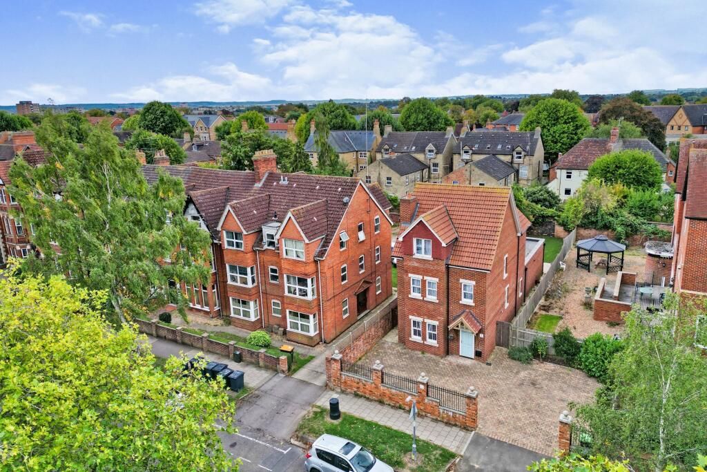 6 bed detached house to rentClapham Road, Bedford MK41