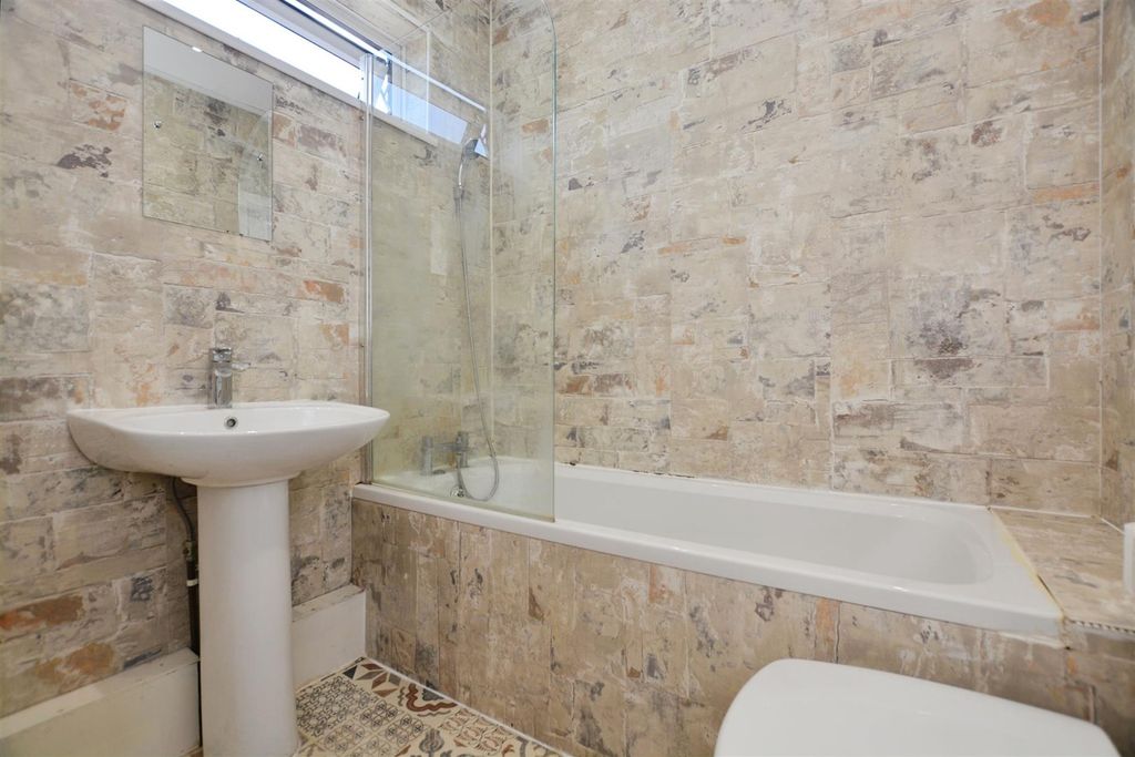 Additional image 13 of 3 bed semi-detached house to rentStockshill Road, Scunthorpe DN16
