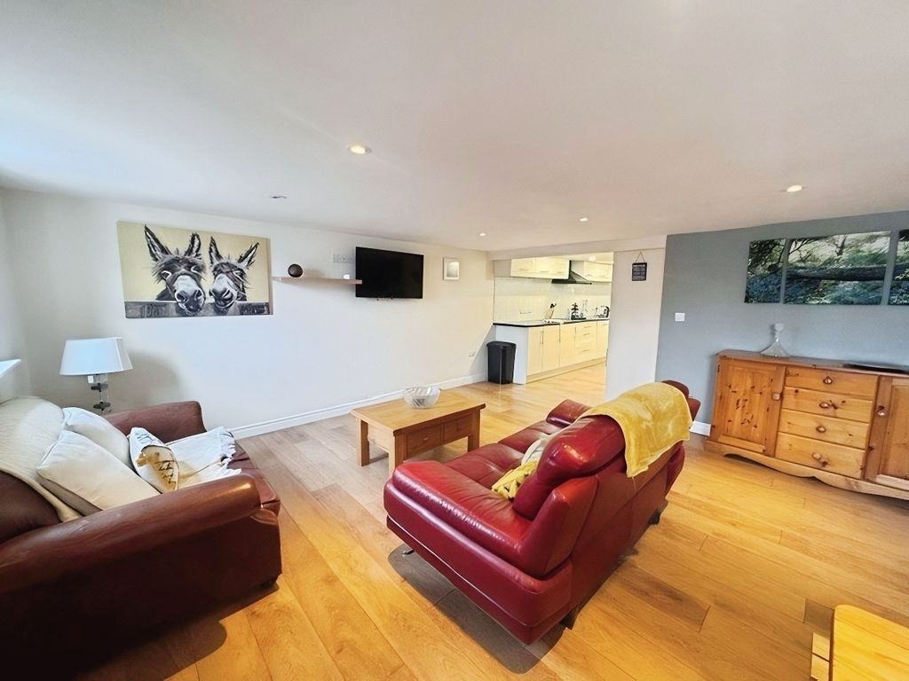 2 bed flat to rentLlanishen, Chepstow NP16 photo 2