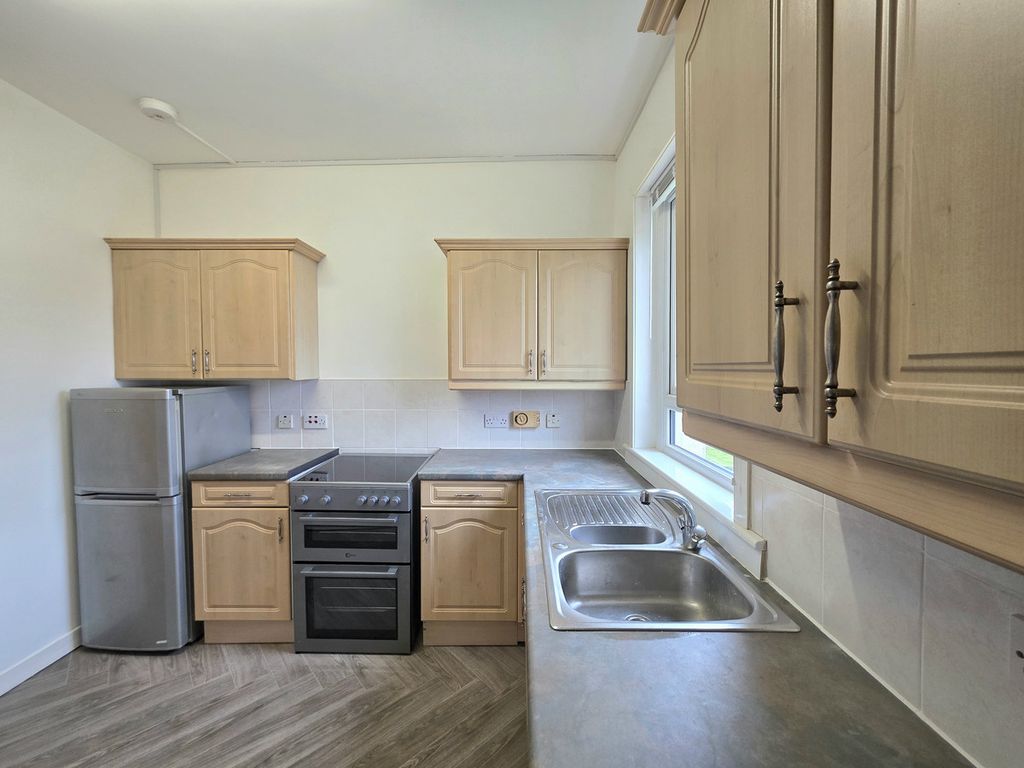 2 bed flat to rentBarton Terrace, Bathgate EH47 photo 4